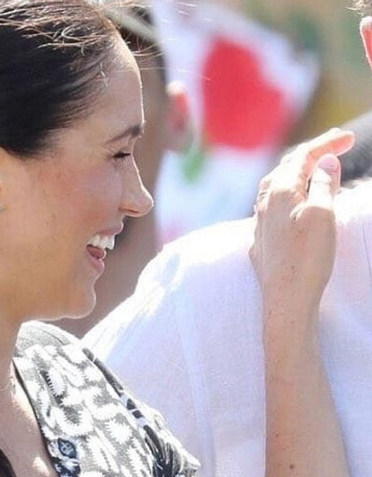 Папарацци подловили Меган Маркл и принца Гарри во время благотворительной доставки еды (видео)