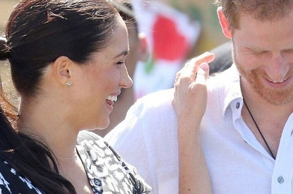 Папарацци подловили Меган Маркл и принца Гарри во время благотворительной доставки еды (видео)