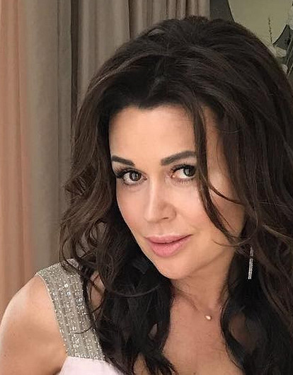 СМИ: борющаяся с онкологией Анастасия Заворотнюк идет на поправку