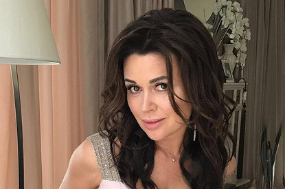 СМИ: борющаяся с онкологией Анастасия Заворотнюк идет на поправку