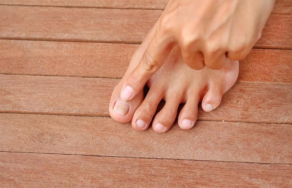 Как избавиться от волос на пальцах ног у женщин