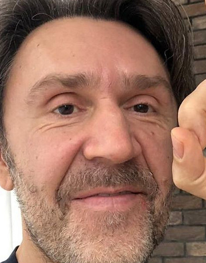 Сергей Шнуров впервые за долгое время показал молодую жену (видео)