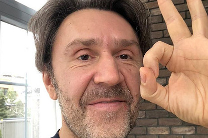 Сергей Шнуров впервые за долгое время показал молодую жену (видео)