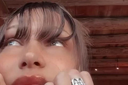 Белла Хадид выстригла себе челку на самоизоляции и осталась довольна (удивительно)