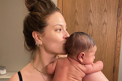 Plus-size модель Эшли Грэм показала, как йога помогает ей восстанавливаться после родов (видео)