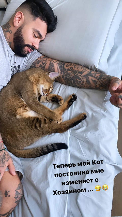 Также в своих Instagram-сторис Настя опубликовала забавное фото, на котором хип-хоп исполнитель спит рядом с одним из их котов.