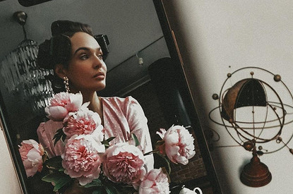 «Как обычно жираф»: Алена Водонаева опубликовала забытую онлайн-фотосессию в чулках и бигудях