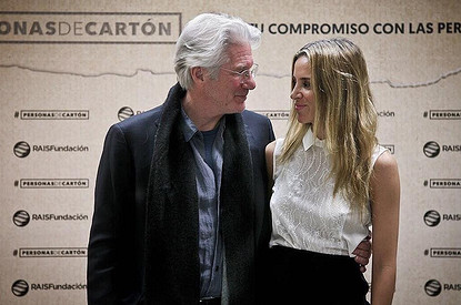 Жена 70-летнего Ричарда Гира родила третьего ребенка