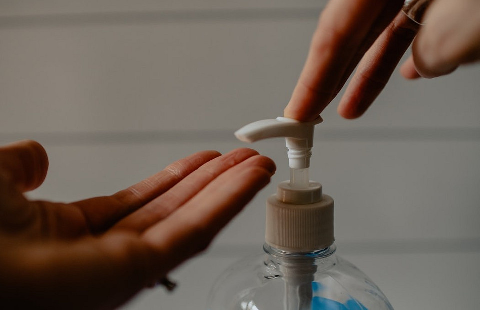 Чем обеззаразить руки от вирусов: мифы и правда о мыле и антисептиках