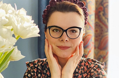 Жена Евгения Петросяна «вышла подышать» во двор с полиэтиленовым пакетом на голове (шутка не зашла)