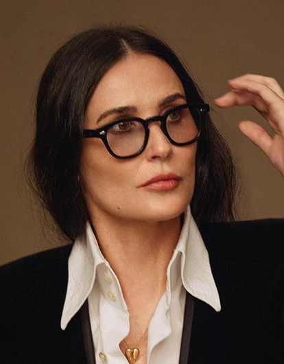 Деми Мур показала откровенное архивное фото в прозрачном топе