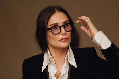 Деми Мур показала откровенное архивное фото в прозрачном топе