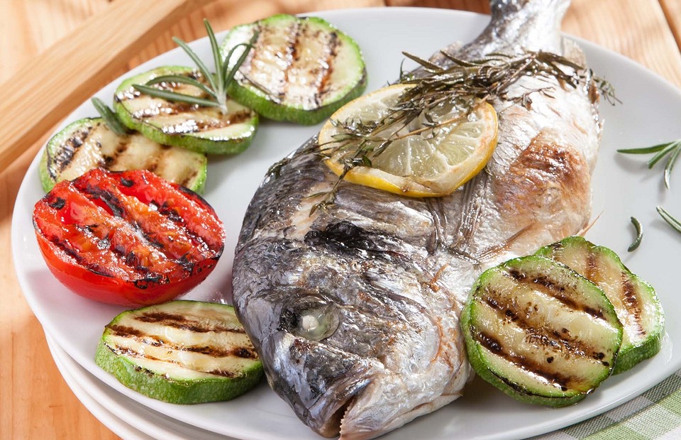 Как приготовить рыбу на мангале, решетке и гриле: 8 лучших рецептов вкусных блюд