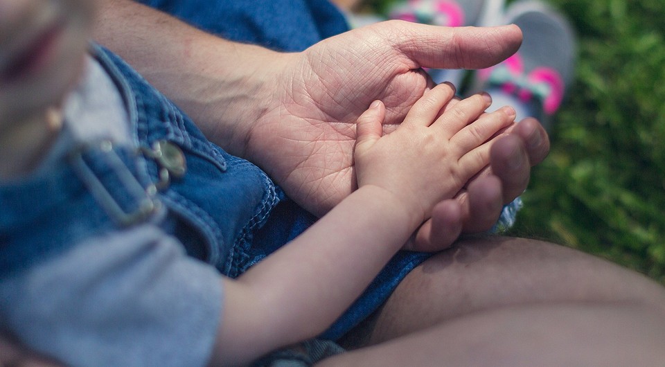 У ребенка шелушатся пальцы на руках: как найти причину