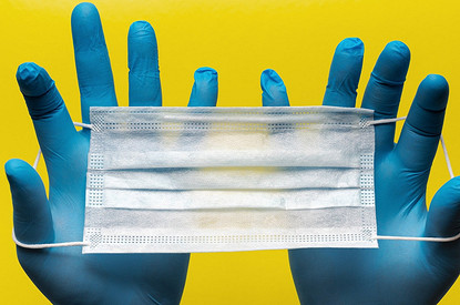 Вместо маски: спасает ли от коронавируса ношение перчаток