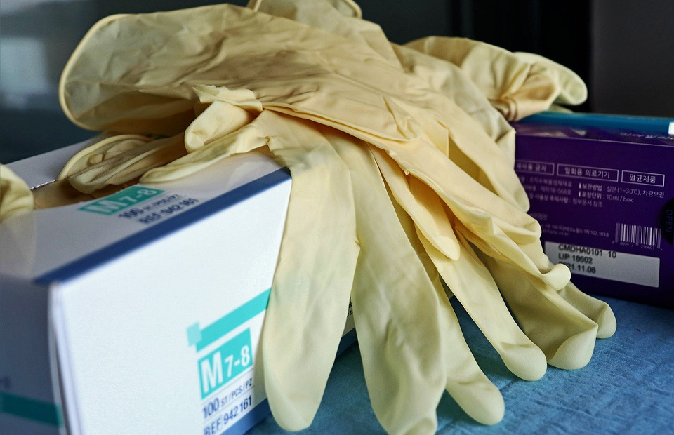 Вместо маски: спасает ли от коронавируса ношение перчаток