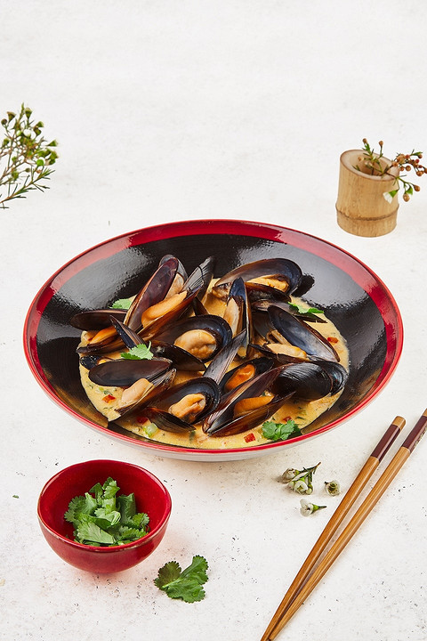Любители морепродуктов также оценят японский рис с черными мидиями, кальмарами и болгарским перцем. 
