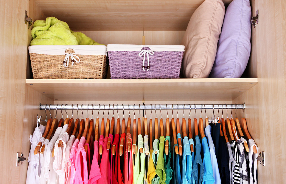 Стилист не нужен: 6 простых правил разбора гардероба, которые приведут его в порядок