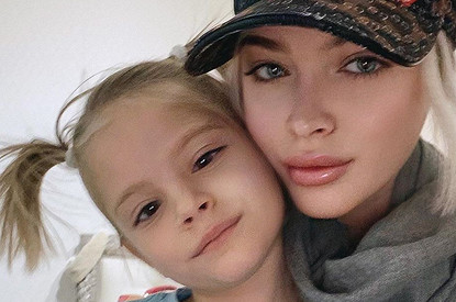 Алена Шишкова в новом образе сфотографировалась с дочерью