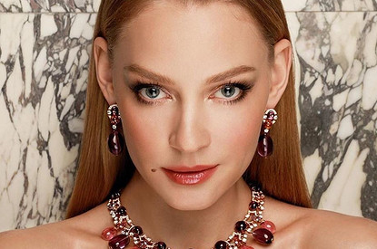 Светлана Ходченкова в образе суперженщины украсила обложку глянца