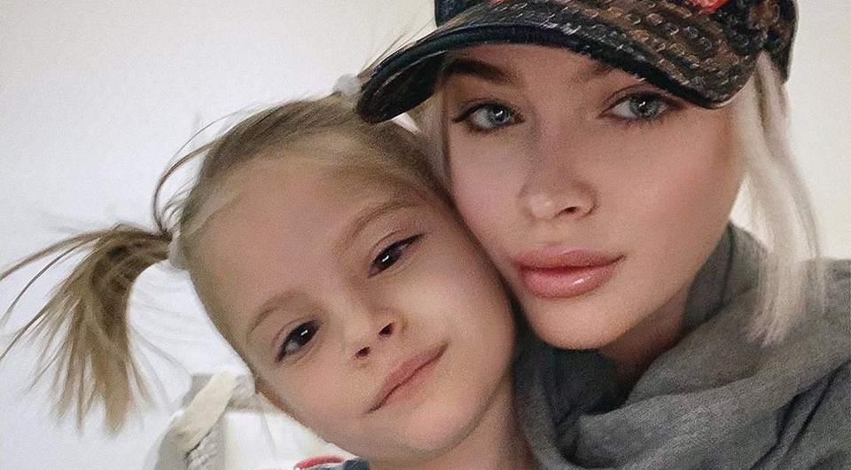 Алена Шишкова в новом образе сфотографировалась с дочерью