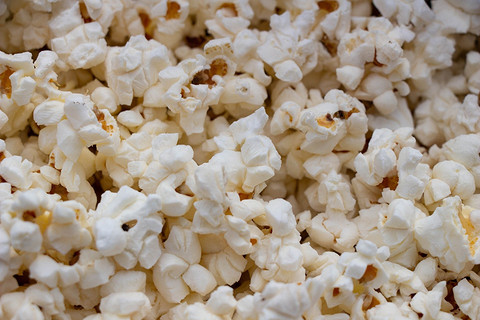 Многие удивятся, но попкорн считается целым зерном и содержит большое количество клетчатки. Мы, конечно, не говорим о закуске из кинотеатров, в которой много соли и жиров от растительного...