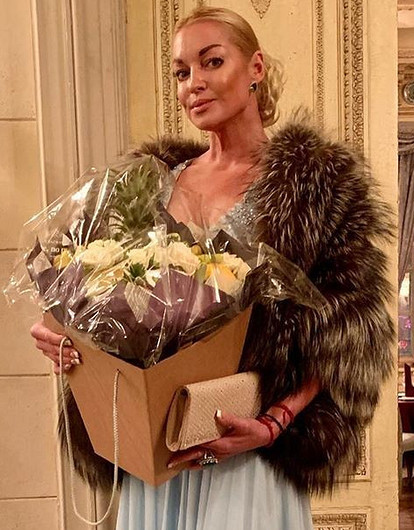 Пьяная Анастасия Волочкова вымогала дорогие украшения на фотосессии (видео)