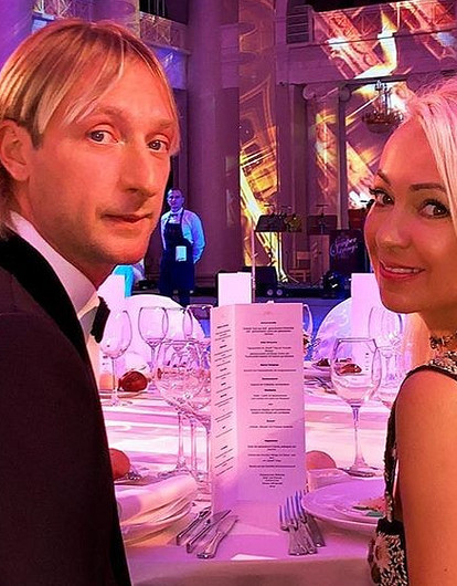 Яна Рудковская нарядила Евгения Плющенко в свою одежду (видео)