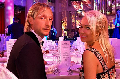 Яна Рудковская нарядила Евгения Плющенко в свою одежду (видео)