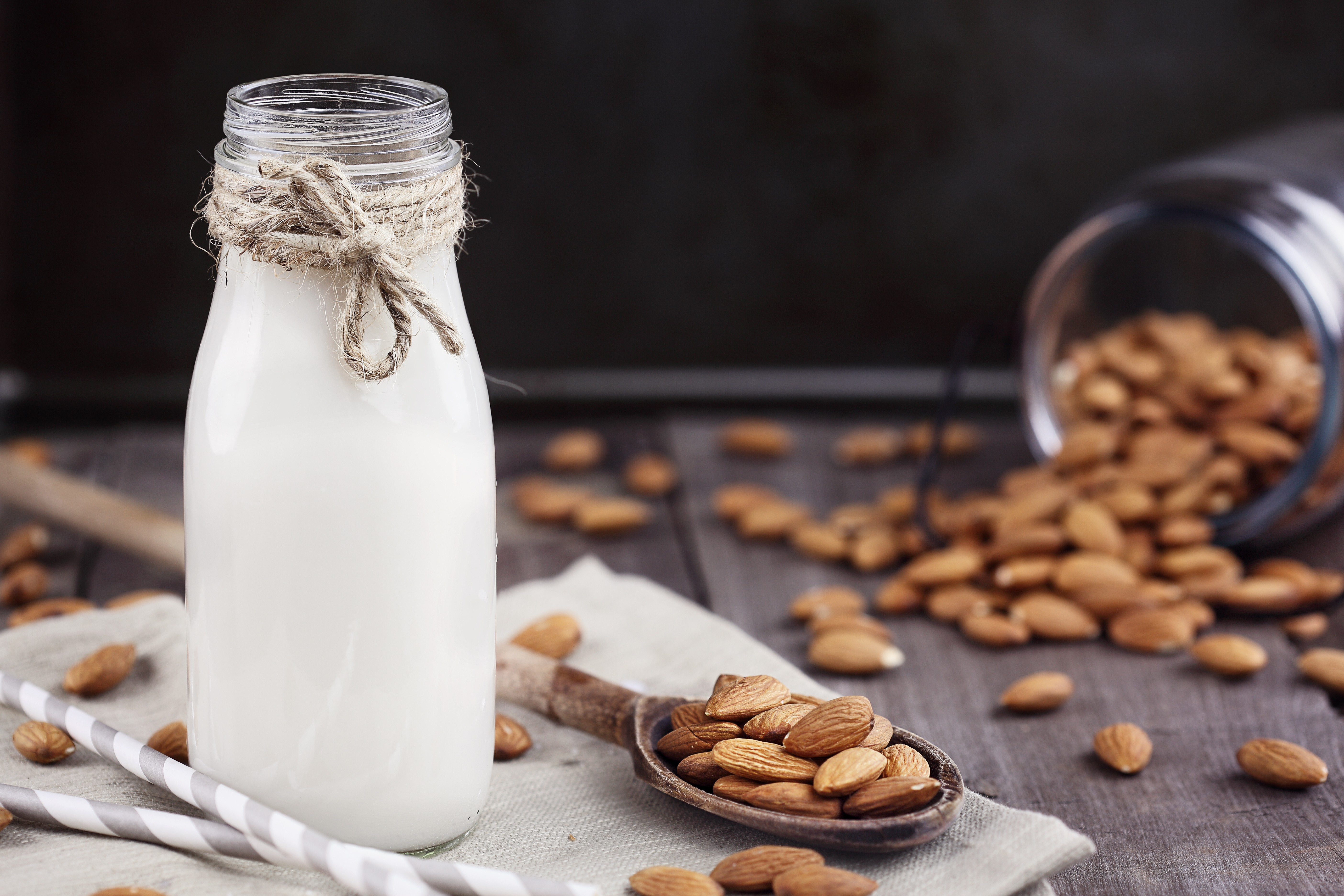 Укрепление костей, мышц, очищение сосудов: польза и вред миндального молока