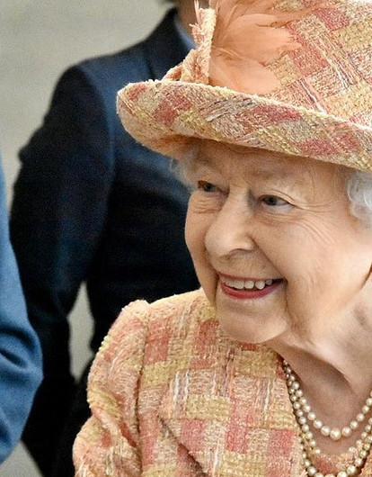 Елизавета II выступила с обращением о коронавирусе (эксперт увидел в ее наряде тайный смысл)