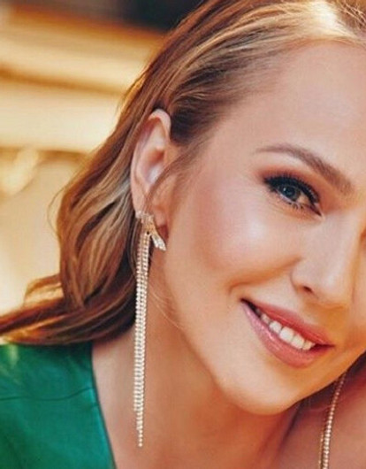 «Плюшками балуемся»: Альбина Джанабаева в топе и без лифа показала, как месит тесто (видео)