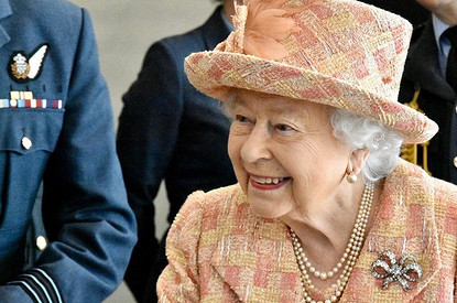 Елизавета II выступила с обращением о коронавирусе (эксперт увидел в ее наряде тайный смысл)