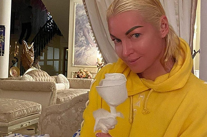 «Я вам сделаю красоту»: нетрезвая Анастасия Волочкова упала на фотосессии и требовала подарки (видео)