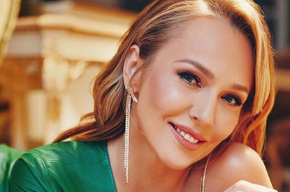 «Плюшками балуемся»: Альбина Джанабаева в топе и без лифа показала, как месит тесто (видео)