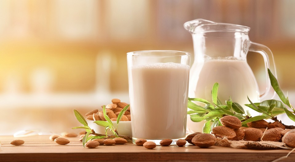 Укрепление костей, мышц, очищение сосудов: польза и вред миндального молока