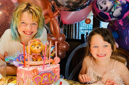 Дочери Миллы Йовович спели «Антошку» на русском языке (видео)