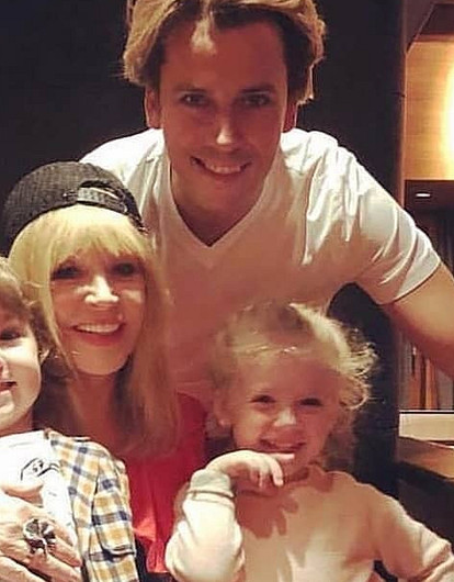 «Выпьем за любовь!»: шестилетний Гарри Галкин спародировал Игоря Николаева (видео)