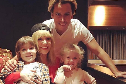 «Выпьем за любовь!»: шестилетний Гарри Галкин спародировал Игоря Николаева (видео)