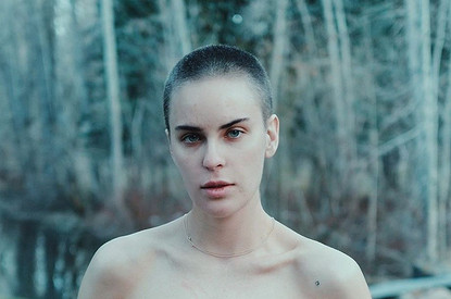 Брюс Уиллис на самоизоляции побрил налысо младшую дочь (теперь точно вся в отца)