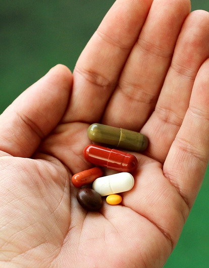 6 витаминов и минералов, которые женщинам можно не принимать