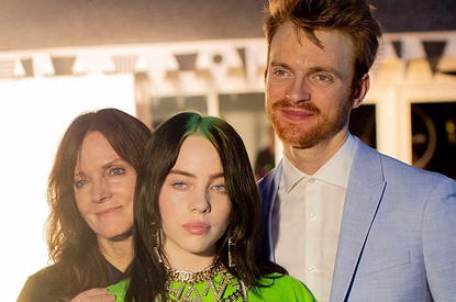 Билли Айлиш показала свою 61-летнюю маму