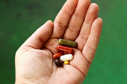 6 витаминов и минералов, которые женщинам можно не принимать