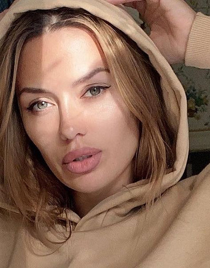 «Чтобы не было асимметрии лица и морщин»: Виктория Боня показала, как правильно спать (видео)