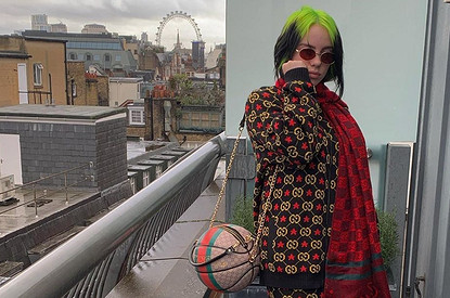 Билли Айлиш подала в суд на фаната, нарушившего социальную дистанцию