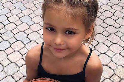 Оксана Самойлова повторила за Кайли Дженнер и поставила «сладкий эксперимент» над дочерью (видео)