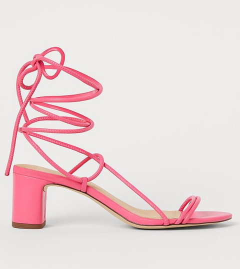Еще одна ультрамодная тенденция лета 2020 — шнурки. H&M предлагают ярко-розовые босоножки на невысоком блочном каблуке, которые легко впишутся в любую летнюю капсулу. Модные блогеры...