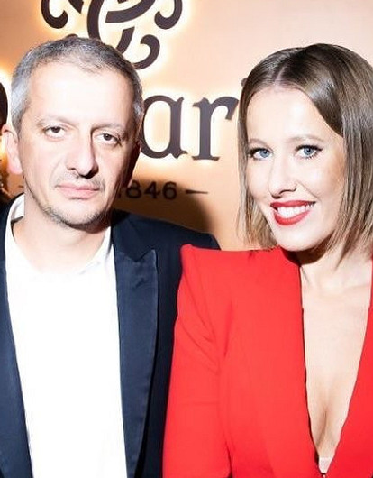 Ксения Собчак показала, как Богомолов ест кору дерева (видео)