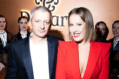 Ксения Собчак показала, как Богомолов ест кору дерева (видео)