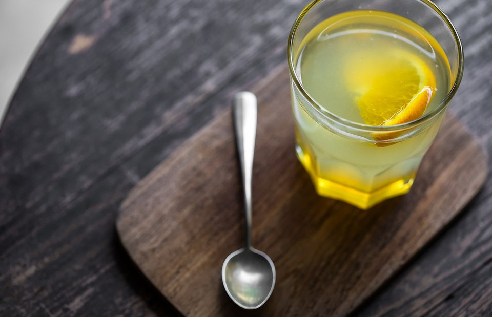 Пьем и не толстеем: в чем польза и вред воды с лимоном для здоровья человека